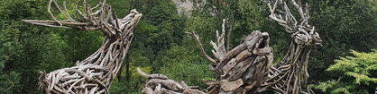 Holzskulptur von zwei röhrenden Hirschen